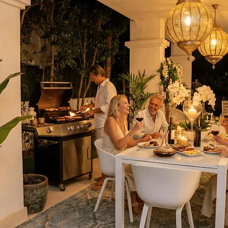 Vacation I Casa Regina, Walking Distance To The Beach, Private Shimmering Pool, 5min From Puerto Banus, Alarm System, World-class Dining Villa *