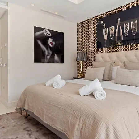 Villa Vacation I Casa Regina, Walking Distance To The Beach, Private Shimmering Pool, 5min From Puerto Banus, Alarm System, World-class Dining Marbella