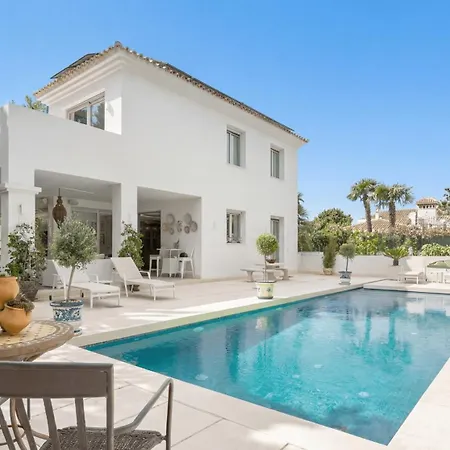 Vacation I Casa Regina, Walking Distance To The Beach, Private Shimmering Pool, 5min From Puerto Banus, Alarm System, World-class Dining *