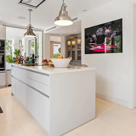 Vacation I Casa Regina, Walking Distance To The Beach, Private Shimmering Pool, 5min From Puerto Banus, Alarm System, World-class Dining マルベーリャ