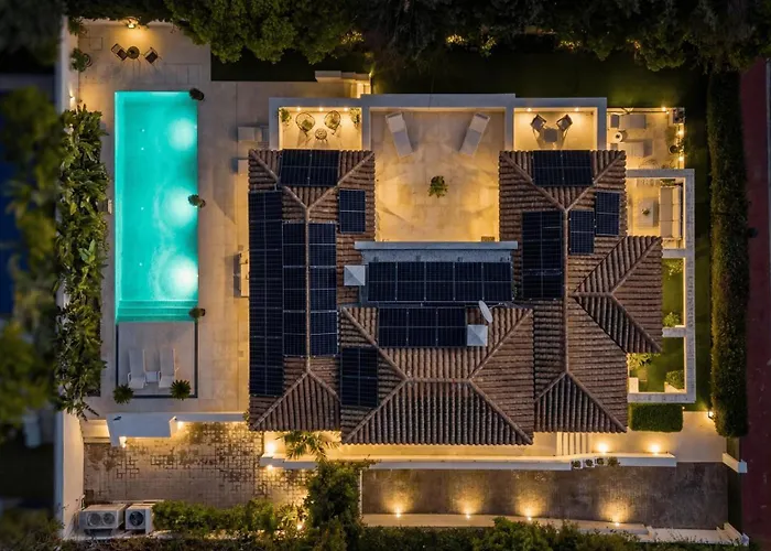 Vacation I Casa Regina, Walking Distance To The Beach, Private Shimmering Pool, 5min From Puerto Banus Villa