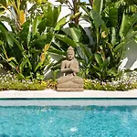 Villa Vacation I Casa Regina, Walking Distance To The Beach, Private Shimmering Pool, 5min From Puerto Banus, Alarm System, World-class Dining *