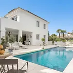Vacation I Casa Regina, Walking Distance To The Beach, Private Shimmering Pool, 5min From Puerto Banus, Alarm System, World-class Dining *