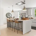 Villa Vacation I Casa Regina, Walking Distance To The Beach, Private Shimmering Pool, 5min From Puerto Banus, Alarm System, World-class Dining Marbella