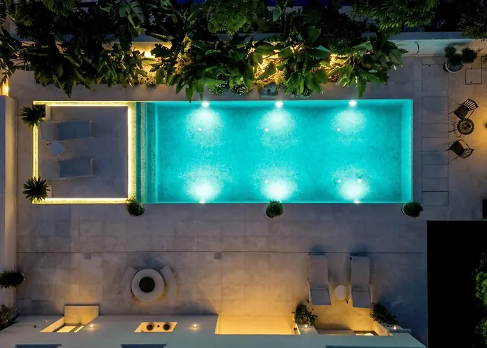 Vacation I Casa Regina, Walking Distance To The Beach, Private Shimmering Pool, 5min From Puerto Banus Villa