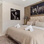 Villa Vacation I Casa Regina, Walking Distance To The Beach, Private Shimmering Pool, 5min From Puerto Banus, Alarm System, World-class Dining Marbella
